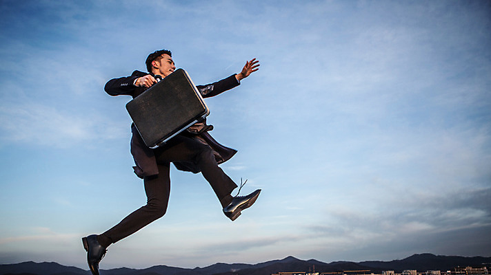 포토 JPG 주간 전신 남자 한명 들기 정장 20대 성인 야외 옆모습 달리기 점프 한국인 비즈니스맨 옥상 기밀가방 성인남자한명만 국내포토 자연요소 1 옷 뷰포인트 가방 비즈니스 모션 사람 동양인 청년 직장인 남자한명만 성인남자만 파일형식