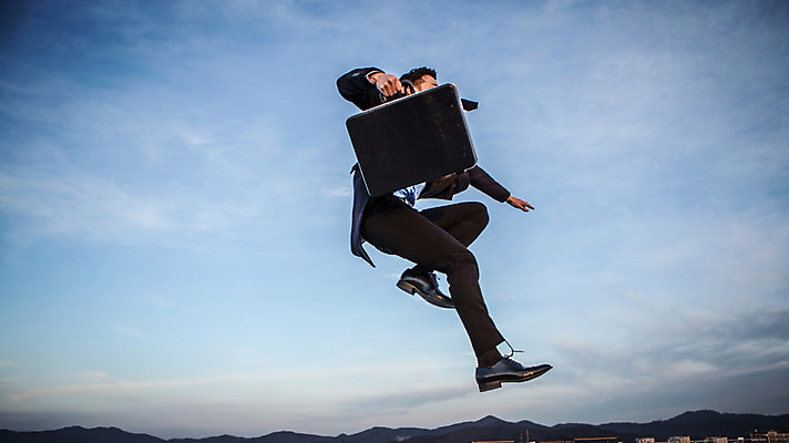 포토 JPG 주간 전신 남자 한명 들기 정장 20대 성인 야외 옆모습 달리기 점프 한국인 비즈니스맨 옥상 기밀가방 성인남자한명만 국내포토 자연요소 1 옷 뷰포인트 가방 비즈니스 모션 사람 동양인 청년 직장인 남자한명만 성인남자만 파일형식