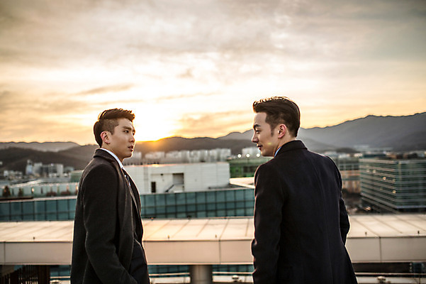 포토 JPG 주간 남자 함께함 정장 상반신 20대 성인 야외 두명 옆모습 뒷모습 친구 마주보기 다정 일몰 우정 한국인 비즈니스맨 옥상 성인남자만 브로맨스 국내포토 자연요소 옷 뷰포인트 컨셉 비즈니스 관계 모션 사람 동양인 청년 노을 직장인 남자만 성인만 파일형식