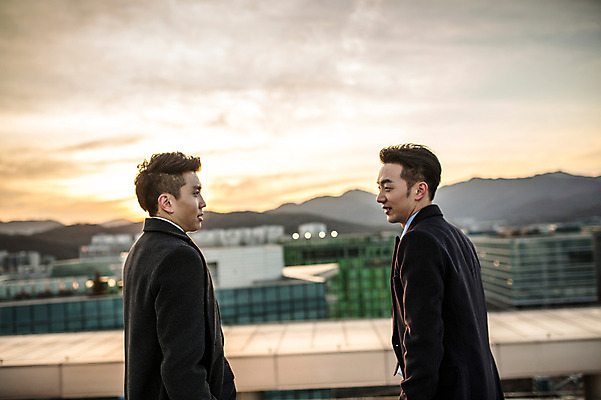 포토 JPG 주간 남자 함께함 정장 상반신 20대 성인 야외 두명 옆모습 친구 마주보기 다정 일몰 우정 한국인 비즈니스맨 옥상 성인남자만 브로맨스 국내포토 자연요소 옷 뷰포인트 컨셉 비즈니스 관계 모션 사람 동양인 청년 노을 직장인 남자만 성인만 파일형식