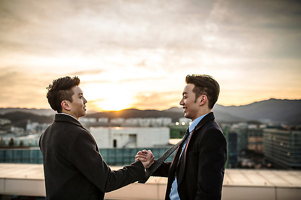 포토 JPG 주간 남자 함께함 미소 정장 상반신 20대 성인 야외 두명 옆모습 친구 마주보기 손잡기 다정 일몰 우정 한국인 비즈니스맨 옥상 성인남자만 브로맨스 국내포토 자연요소 옷 뷰포인트 컨셉 비즈니스 관계 모션 표정 사람 동양인 청년 노을 직장인 남자만 성인만 파일형식