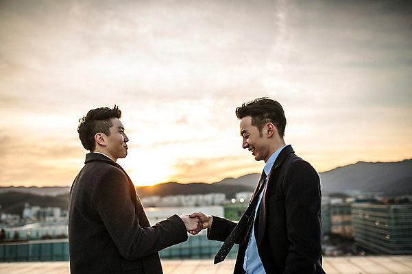포토 JPG 주간 남자 악수 함께함 미소 정장 상반신 20대 성인 야외 두명 옆모습 친구 마주보기 손잡기 다정 일몰 우정 한국인 비즈니스맨 옥상 성인남자만 국내포토 자연요소 옷 뷰포인트 컨셉 비즈니스 관계 모션 표정 사람 동양인 손짓 청년 노을 직장인 남자만 성인만 파일형식