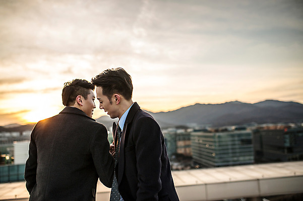 포토 JPG 주간 남자 함께함 정장 상반신 20대 성인 야외 두명 옆모습 뒷모습 친구 다정 일몰 우정 한국인 비즈니스맨 옥상 성인남자만 브로맨스 국내포토 자연요소 옷 뷰포인트 컨셉 비즈니스 관계 사람 동양인 청년 노을 직장인 남자만 성인만 파일형식