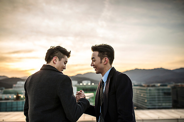 포토 JPG 주간 남자 함께함 미소 정장 상반신 20대 성인 야외 두명 옆모습 뒷모습 친구 손잡기 다정 일몰 우정 한국인 비즈니스맨 옥상 성인남자만 브로맨스 국내포토 자연요소 옷 뷰포인트 컨셉 비즈니스 관계 모션 표정 사람 동양인 청년 노을 직장인 남자만 성인만 파일형식