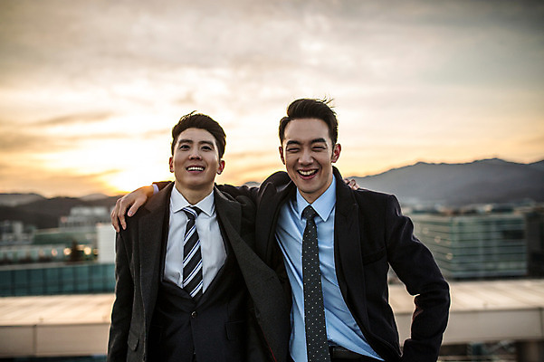 포토 JPG 주간 남자 어깨동무 함께함 미소 정장 상반신 20대 성인 야외 두명 앞모습 친구 다정 일몰 우정 한국인 비즈니스맨 옥상 성인남자만 브로맨스 국내포토 자연요소 옷 뷰포인트 포즈 컨셉 비즈니스 관계 표정 사람 동양인 청년 노을 직장인 남자만 성인만 파일형식