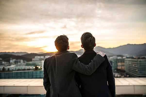 포토 JPG 주간 남자 어깨동무 함께함 정장 상반신 20대 성인 야외 두명 뒷모습 친구 다정 일몰 우정 한국인 비즈니스맨 옥상 성인남자만 브로맨스 국내포토 자연요소 옷 뷰포인트 포즈 컨셉 비즈니스 관계 사람 동양인 청년 노을 직장인 남자만 성인만 파일형식