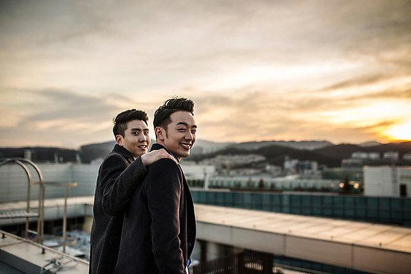 포토 JPG 주간 남자 어깨동무 함께함 미소 정장 상반신 20대 성인 야외 두명 옆모습 친구 다정 일몰 우정 한국인 비즈니스맨 옥상 성인남자만 브로맨스 국내포토 자연요소 옷 뷰포인트 포즈 컨셉 비즈니스 관계 표정 사람 동양인 청년 노을 직장인 남자만 성인만 파일형식