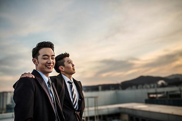 포토 JPG 주간 남자 어깨동무 함께함 미소 정장 상반신 20대 성인 야외 두명 옆모습 친구 다정 일몰 우정 한국인 비즈니스맨 옥상 성인남자만 브로맨스 국내포토 자연요소 옷 뷰포인트 포즈 컨셉 비즈니스 관계 표정 사람 동양인 청년 노을 직장인 남자만 성인만 파일형식