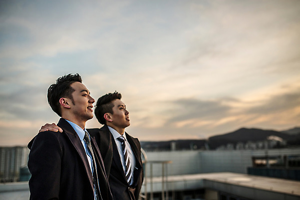 포토 JPG 주간 남자 어깨동무 함께함 미소 정장 상반신 20대 성인 야외 두명 옆모습 친구 다정 일몰 우정 한국인 비즈니스맨 옥상 성인남자만 브로맨스 국내포토 자연요소 옷 뷰포인트 포즈 컨셉 비즈니스 관계 표정 사람 동양인 청년 노을 직장인 남자만 성인만 파일형식