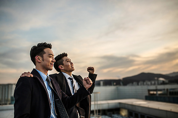 포토 JPG 주간 남자 어깨동무 함께함 미소 정장 상반신 20대 성인 야외 두명 옆모습 친구 파이팅 다정 일몰 주먹 우정 한국인 비즈니스맨 옥상 성인남자만 브로맨스 국내포토 자연요소 옷 뷰포인트 포즈 컨셉 비즈니스 관계 모션 표정 사람 동양인 청년 노을 직장인 남자만 성인만 파일형식