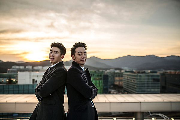 포토 JPG 주간 남자 함께함 정장 상반신 20대 성인 야외 두명 옆모습 친구 팔짱 다정 일몰 우정 한국인 등맞대기 비즈니스맨 옥상 성인남자만 국내포토 자연요소 옷 뷰포인트 컨셉 비즈니스 관계 모션 사람 동양인 청년 노을 직장인 남자만 성인만 파일형식