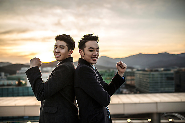 포토 JPG 주간 남자 함께함 미소 정장 상반신 20대 성인 야외 두명 옆모습 친구 파이팅 다정 일몰 주먹 우정 한국인 등맞대기 비즈니스맨 찡그림 옥상 성인남자만 국내포토 자연요소 옷 뷰포인트 컨셉 비즈니스 관계 모션 표정 사람 동양인 청년 노을 직장인 남자만 성인만 파일형식