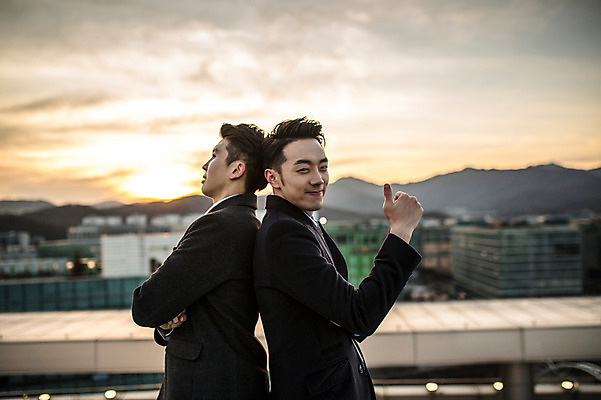 포토 JPG 주간 남자 함께함 정장 상반신 20대 성인 야외 두명 옆모습 친구 팔짱 다정 일몰 우정 한국인 엄지손가락 등맞대기 최고 비즈니스맨 옥상 성인남자만 국내포토 자연요소 옷 뷰포인트 컨셉 비즈니스 손가락 관계 모션 사람 동양인 청년 노을 직장인 남자만 성인만 파일형식