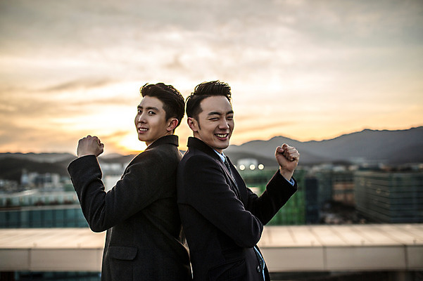 포토 JPG 주간 남자 함께함 미소 정장 상반신 20대 성인 야외 두명 옆모습 친구 파이팅 다정 일몰 주먹 우정 한국인 등맞대기 비즈니스맨 찡그림 옥상 성인남자만 국내포토 자연요소 옷 뷰포인트 컨셉 비즈니스 관계 모션 표정 사람 동양인 청년 노을 직장인 남자만 성인만 파일형식