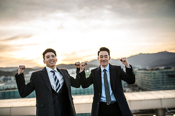 포토 JPG 주간 남자 함께함 미소 정장 상반신 20대 성인 야외 두명 앞모습 친구 파이팅 다정 일몰 주먹 우정 한국인 비즈니스맨 옥상 성인남자만 브로맨스 국내포토 자연요소 옷 뷰포인트 컨셉 비즈니스 관계 모션 표정 사람 동양인 청년 노을 직장인 남자만 성인만 파일형식