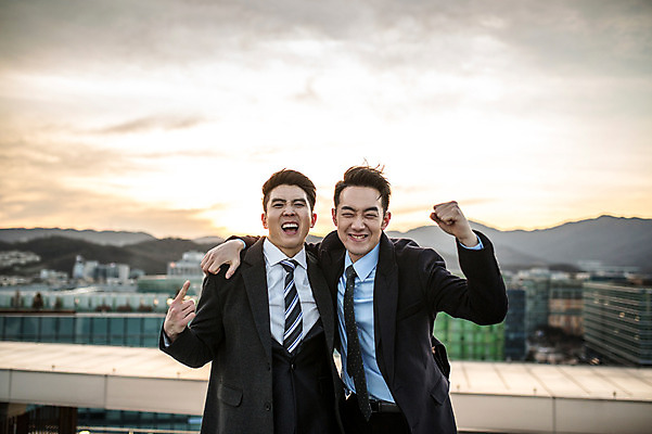 포토 JPG 주간 남자 어깨동무 함께함 미소 정장 상반신 20대 성인 야외 두명 앞모습 친구 파이팅 다정 일몰 외침 주먹 우정 한국인 가리킴 비즈니스맨 옥상 성인남자만 브로맨스 국내포토 자연요소 옷 뷰포인트 포즈 컨셉 비즈니스 관계 모션 표정 사람 동양인 손짓 청년 노을 소리 직장인 남자만 성인만 파일형식