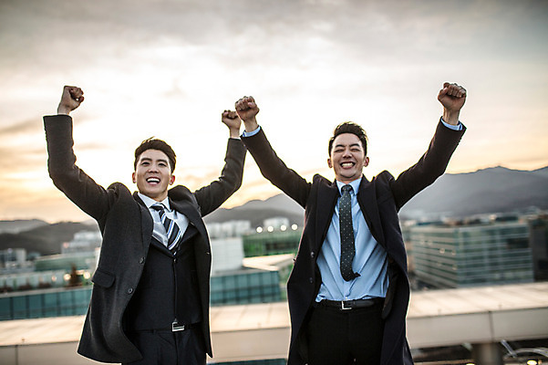 포토 JPG 주간 남자 함께함 미소 정장 상반신 20대 성인 야외 두명 앞모습 친구 손들기 파이팅 다정 일몰 주먹 우정 기쁨 만세 한국인 비즈니스맨 옥상 성인남자만 브로맨스 국내포토 자연요소 옷 감정 뷰포인트 컨셉 비즈니스 관계 모션 표정 사람 동양인 청년 노을 직장인 남자만 성인만 파일형식