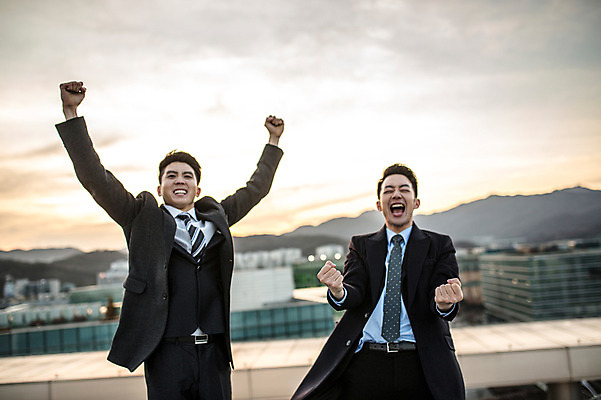 포토 JPG 주간 남자 함께함 미소 정장 상반신 20대 성인 야외 두명 앞모습 친구 손들기 파이팅 다정 일몰 외침 주먹 우정 기쁨 만세 한국인 비즈니스맨 옥상 성인남자만 브로맨스 국내포토 자연요소 옷 감정 뷰포인트 컨셉 비즈니스 관계 모션 표정 사람 동양인 청년 노을 소리 직장인 남자만 성인만 파일형식