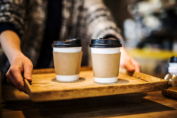포토 JPG 손 커피 쟁반 아웃포커스 신체부위 커피잔 종이컵 테이크아웃컵 국내포토 음료 잔 촬영기법 사람 컵 일회용 파일형식