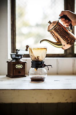 포토 JPG 손 커피 창문 주전자 실내 신체부위 그라인더 드립커피 핸드드립 국내포토 음료 주방용품 사람 내부 커피용품 파일형식