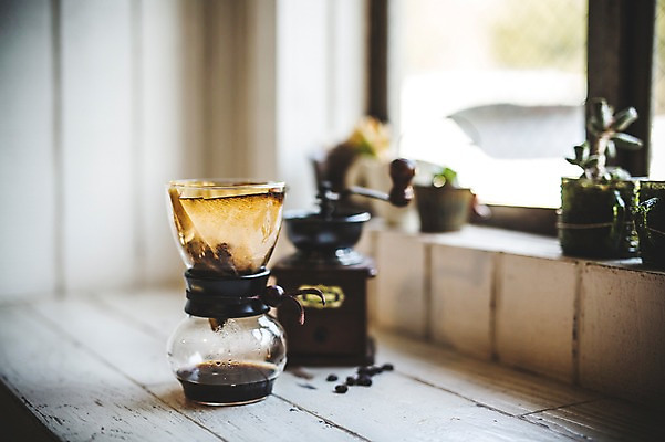 포토 JPG 화분 커피 실내 사람없음 아웃포커스 카페 커피잔 그라인더 드립커피 핸드드립 국내포토 음료 잔 촬영기법 내부 상점 커피용품 파일형식