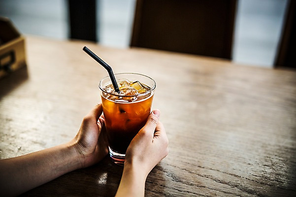 포토 JPG 손 커피 실내 아웃포커스 신체부위 카페 커피잔 아이스아메리카노 국내포토 음료 잔 촬영기법 사람 내부 상점 아메리카노 아이스커피 파일형식