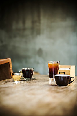 포토 JPG 커피 탁자 실내 사람없음 카페 커피잔 아메리카노 아이스아메리카노 국내포토 음료 가구 잔 내부 상점 아이스커피 파일형식