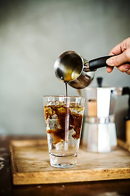 포토 JPG 손 커피 실내 신체부위 카페 커피잔 아이스아메리카노 모카포트 국내포토 음료 주전자 잔 사람 내부 상점 아메리카노 아이스커피 파일형식