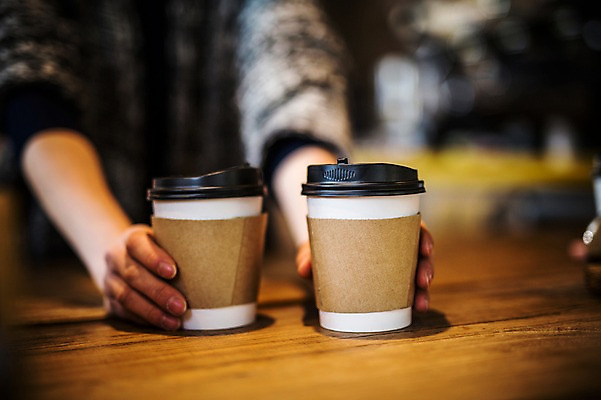 포토 JPG 손 커피 실내 아웃포커스 신체부위 카페 커피잔 종이컵 국내포토 음료 잔 촬영기법 사람 내부 컵 상점 일회용 파일형식