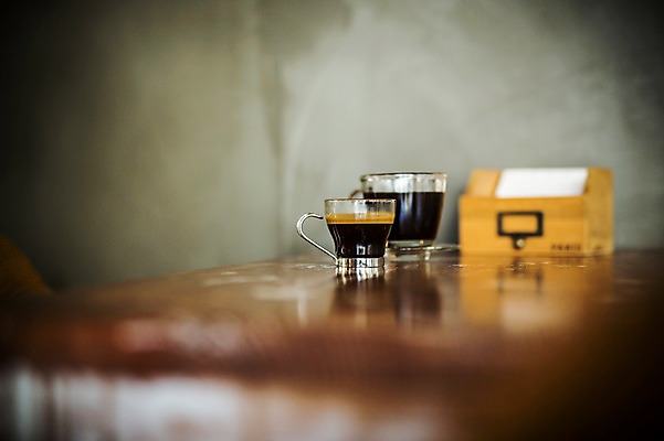 포토 JPG 커피 실내 사람없음 아웃포커스 카페 커피잔 아메리카노 에스프레소 국내포토 음료 잔 촬영기법 내부 상점 파일형식