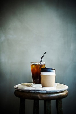 포토 JPG 커피 의자 실내 사람없음 커피잔 종이컵 아이스아메리카노 테이크아웃컵 국내포토 음료 가구 잔 내부 컵 일회용 아메리카노 아이스커피 파일형식