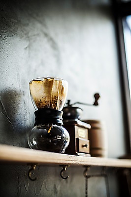 포토 JPG 커피 선반 사람없음 아웃포커스 그라인더 핸드드립 국내포토 음료 가구 촬영기법 커피용품 파일형식