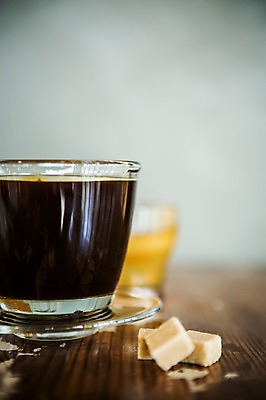 포토 JPG 커피 실내 사람없음 아웃포커스 카페 커피잔 각설탕 아메리카노 에스프레소 국내포토 음료 잔 촬영기법 내부 상점 설탕 파일형식