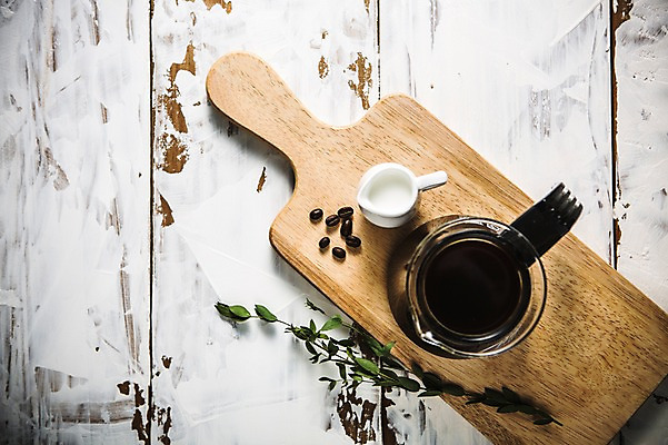 포토 JPG 커피 나뭇잎 사람없음 우유 원두 커피잔 나무도마 국내포토 음료 잎 잔 유제품 도마 목재 파일형식