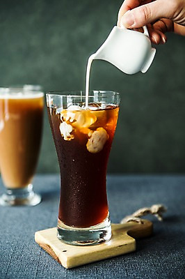 포토 JPG 손 커피 실내 신체부위 우유 붓기 커피잔 아이스커피 카페라떼 국내포토 음료 모션 잔 유제품 사람 내부 라떼 파일형식