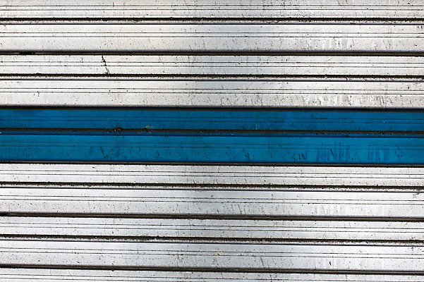 포토 JPG 백그라운드 패턴 사람없음 파란색 금속 줄무늬 은색 부식 스크래치 셔터 국내포토 컬러 무늬 재질 파일형식