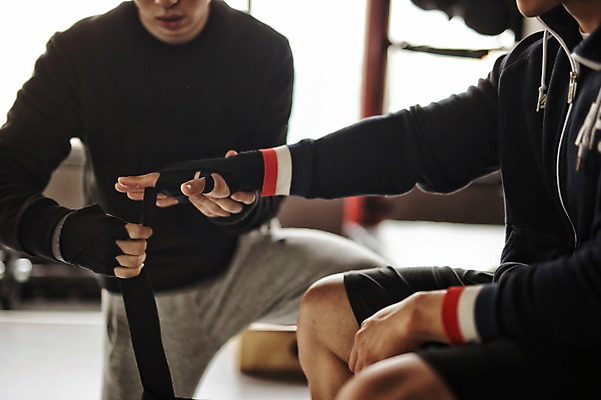 포토 JPG 남자 실내 성인 두명 앞모습 30대 권투 한국인 권투장 보호장비 국내포토 뷰포인트 스포츠시설 사람 동양인 내부 장년 격투기 장비 파일형식