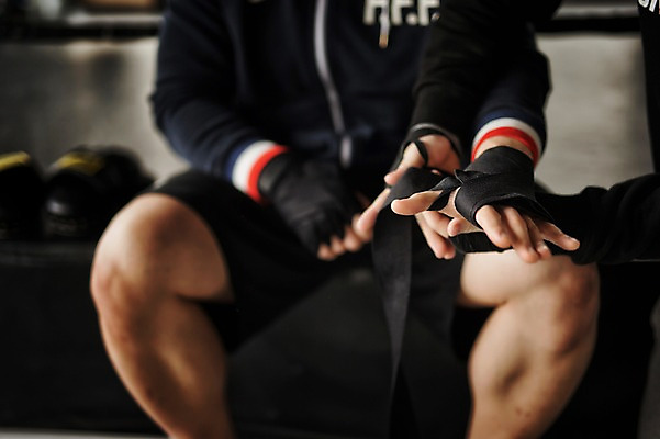 포토 JPG 남자 실내 성인 두명 앞모습 30대 권투 한국인 권투장 보호장비 국내포토 뷰포인트 스포츠시설 사람 동양인 내부 장년 격투기 장비 파일형식