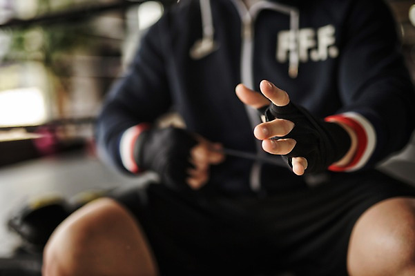 포토 JPG 남자 실내 한명 성인 앞모습 아웃포커스 30대 권투 한국인 권투장 보호장비 국내포토 1 뷰포인트 스포츠시설 촬영기법 사람 동양인 내부 장년 격투기 장비 파일형식