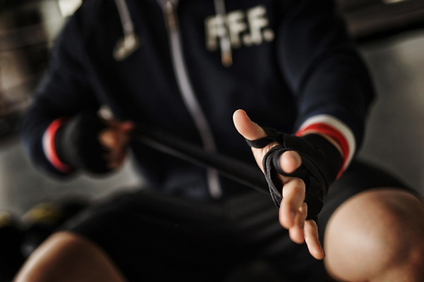 포토 JPG 남자 실내 한명 성인 앞모습 아웃포커스 30대 권투 한국인 권투장 보호장비 국내포토 1 뷰포인트 스포츠시설 촬영기법 사람 동양인 내부 장년 격투기 장비 파일형식