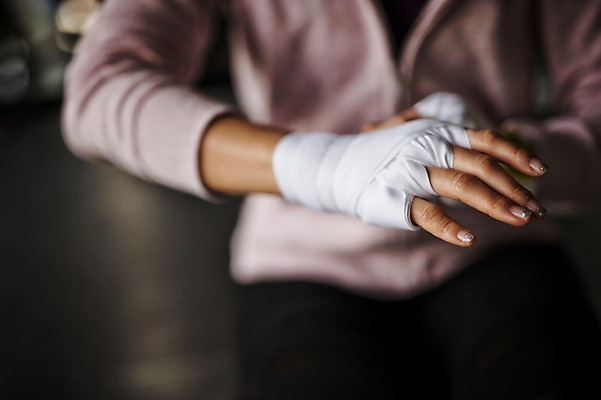 포토 JPG 여자 실내 한명 성인 앞모습 30대 권투 한국인 권투장 보호장비 국내포토 1 뷰포인트 스포츠시설 사람 동양인 내부 장년 격투기 장비 파일형식