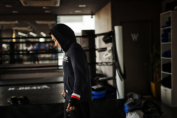 포토 JPG 남자 실내 한명 성인 옆모습 30대 권투 한국인 권투장 줄넘기 후드티셔츠 성인남자한명만 국내포토 1 뷰포인트 티셔츠 스포츠시설 사람 동양인 내부 장년 운동 격투기 남자한명만 성인남자만 파일형식