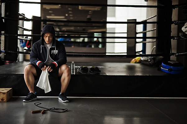포토 JPG 전신 남자 실내 한명 성인 앞모습 30대 수건 권투 한국인 권투장 걸터앉기 후드티셔츠 성인남자한명만 국내포토 1 뷰포인트 티셔츠 스포츠시설 사람 앉기 동양인 내부 장년 위생용품 격투기 남자한명만 성인남자만 파일형식