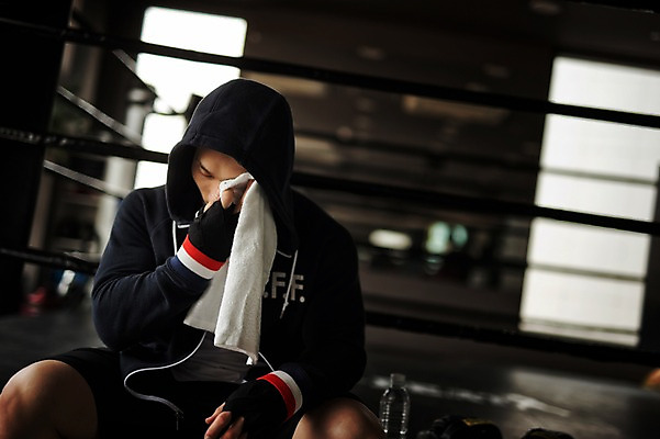 포토 JPG 남자 실내 한명 성인 앞모습 30대 수건 권투 한국인 권투장 후드티셔츠 성인남자한명만 국내포토 1 뷰포인트 티셔츠 스포츠시설 사람 동양인 내부 장년 위생용품 격투기 남자한명만 성인남자만 파일형식