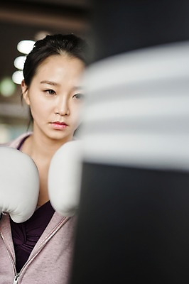 포토 JPG 여자 실내 한명 성인 앞모습 30대 권투 한국인 권투장 권투글러브 성인여자한명만 국내포토 1 뷰포인트 스포츠시설 사람 동양인 내부 장년 격투기 글러브 여자한명만 성인여자만 파일형식