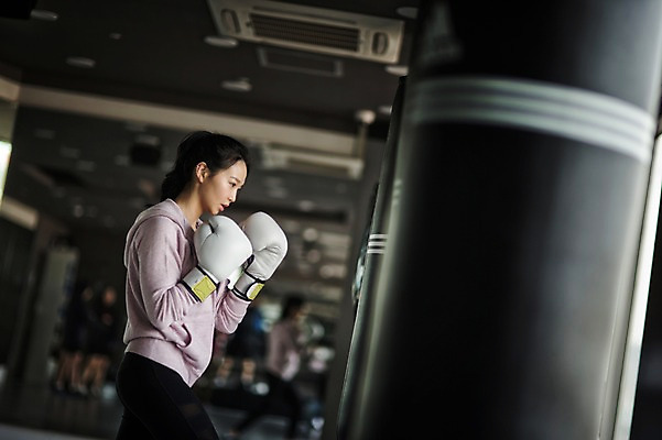 포토 JPG 여자 실내 한명 성인 옆모습 30대 권투 한국인 권투장 권투글러브 성인여자한명만 국내포토 1 뷰포인트 스포츠시설 사람 동양인 내부 장년 격투기 글러브 여자한명만 성인여자만 파일형식