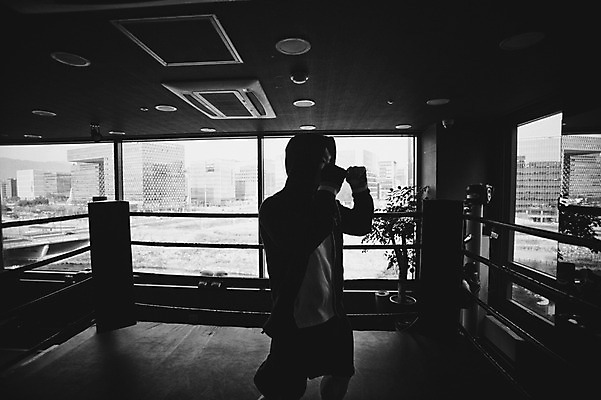 포토 JPG 남자 실내 한명 성인 옆모습 30대 주먹 권투 한국인 권투장 후드티셔츠 성인남자한명만 국내포토 1 뷰포인트 티셔츠 스포츠시설 모션 사람 동양인 내부 장년 격투기 남자한명만 성인남자만 파일형식 스포츠 셔츠 인종 시설 남자만 성인만 상의 옷