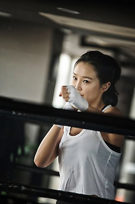 포토 JPG 여자 실내 한명 성인 앞모습 30대 주먹 권투 한국인 권투장 펀치 성인여자한명만 국내포토 1 뷰포인트 스포츠시설 모션 사람 동양인 내부 장년 격투기 여자한명만 성인여자만 파일형식