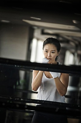 포토 JPG 여자 실내 한명 성인 앞모습 30대 주먹 권투 한국인 권투장 성인여자한명만 국내포토 1 뷰포인트 스포츠시설 모션 사람 동양인 내부 장년 격투기 여자한명만 성인여자만 파일형식
