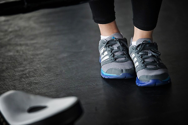 포토 JPG 여자 운동화 실내 한명 성인 30대 권투 한국인 권투장 국내포토 1 신발 스포츠시설 사람 동양인 내부 장년 격투기 파일형식